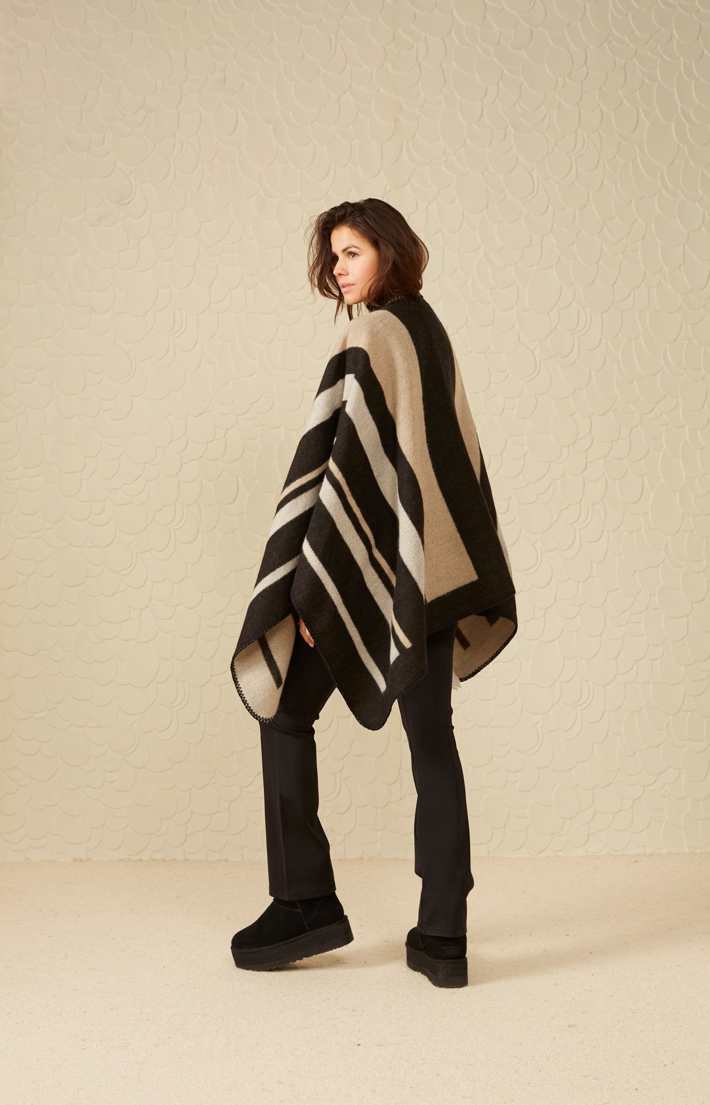 Wrap poncho with stripes - Black